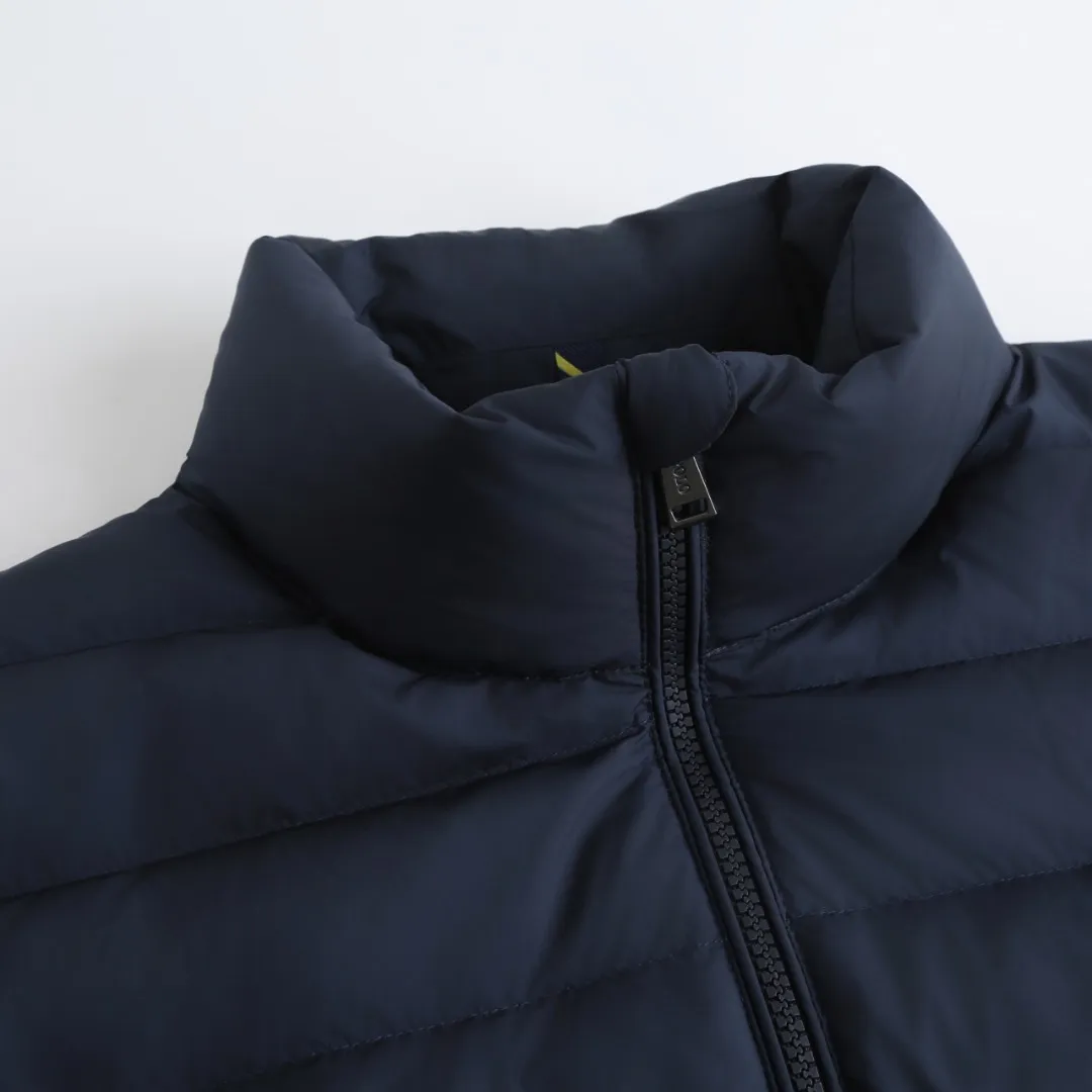 P890 Ralph Lauren Lightweight Down Jacket] Nylon fabric has good windproof and waterproof properties, which can effectively block the intrusion of wind and rain from the outside and keep the inside dry, suitable for wearing in humid or rainy environments.  The red label on the chest is made with an imported MECLO embroidery machine. The original pattern is scanned first, and then high-quality silk thread is used to make a pattern. The density effect is adjusted by continuous pattern making.  Exquisite details: the zipper design is simple and elegant, easy to operate; the closing design of the cuffs and hem effectively prevents the intrusion of cold wind, improving the warmth and comfort of wearing.  High-quality filling: 90 white duck down is selected, with a weight of 260g, ensuring excellent thermal insulation performance. After strict screening and processing, the velvet is not easy to drill, ensuring durability. The hangtags, wash marks, air holes, and four-button buttons are all customized from the original one-to-one mold.    Size: S M L